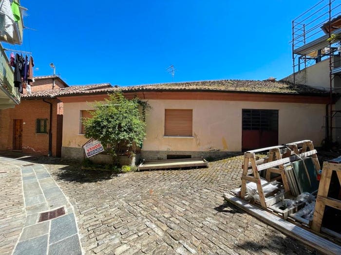 Casa con 6 locali in vendita in Via del Campanile, Centro, Castiglione Tinella