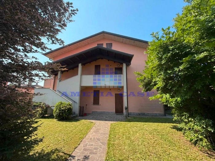 Appartamento trilocale in vendita in Via Sala, Verderio Inferiore, Verderio