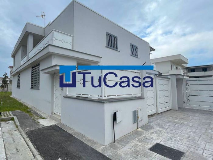 Casa con 5 locali in vendita in Via Carlo Pezone, Parete