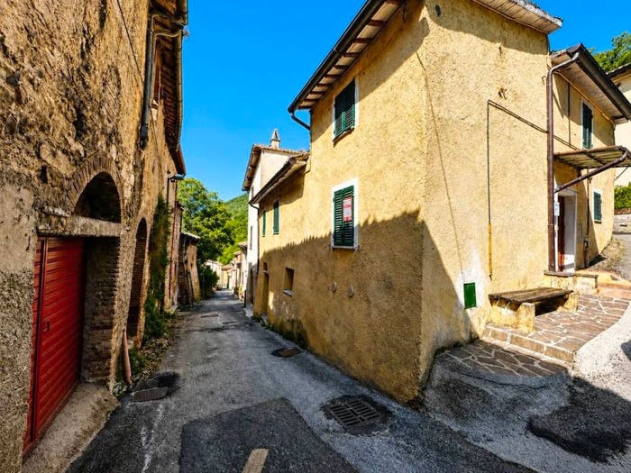 Casa con 6 locali in vendita in SOSTINO, Ponte Santa Lucia Colfiorito Annifo, Foligno