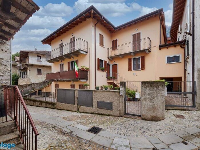 Appartamento trilocale in vendita in Via Centrale, Lierna