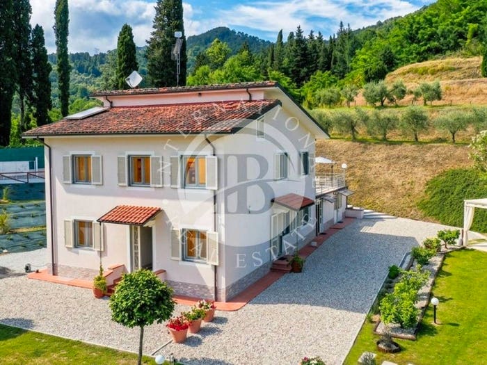 Casa con 6 locali in vendita in Camaiore Paese, Camaiore