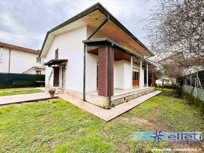 Casa quadrilocale in vendita in Marina di Massa Centro, Massa