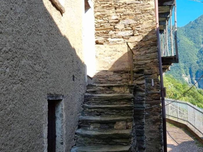 Casa con 5 locali in vendita in Via Sant'antonio, Introzzo, Valvarrone