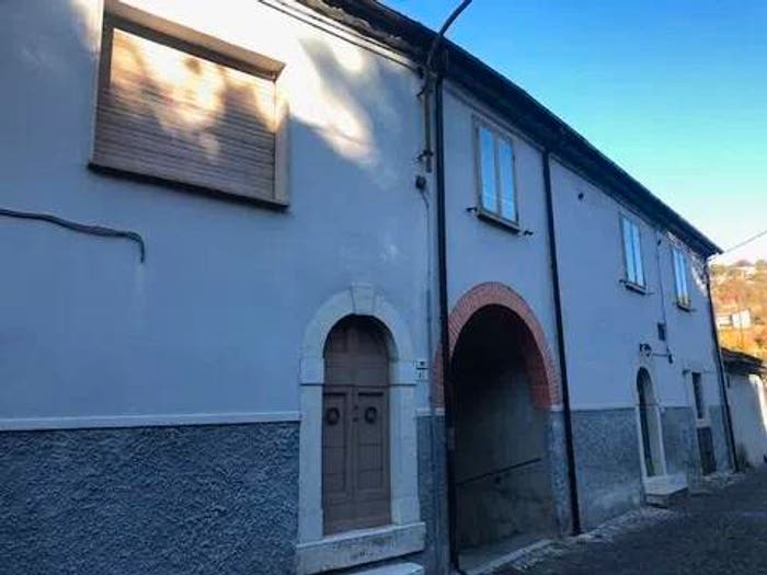 Casa con 6 locali in vendita in Montenero Val Cocchiara