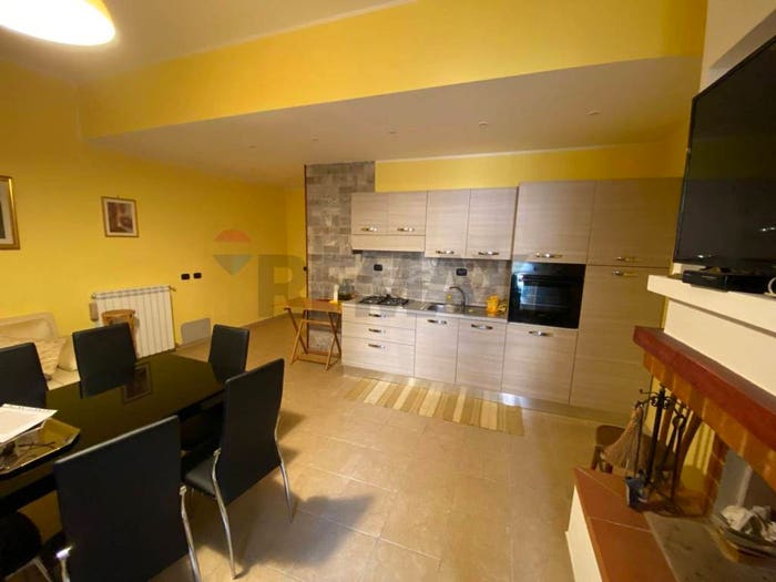 Appartamento con 6 locali in vendita in Piazza Giacomo Matteotti, Centro, Civita Castellana