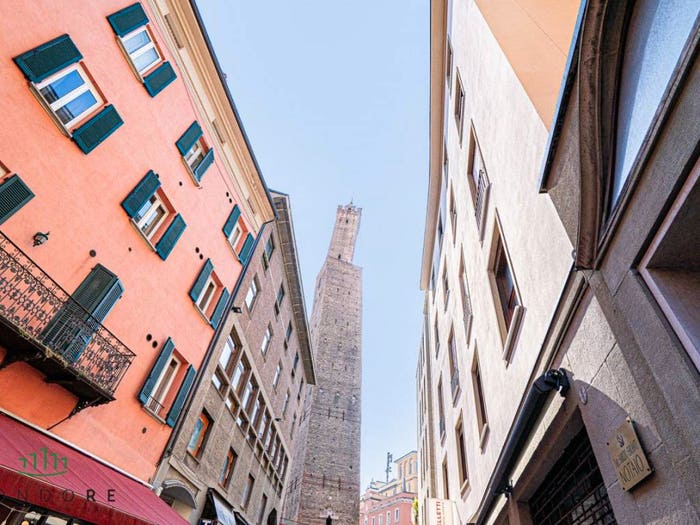 Appartamento quadrilocale in vendita in via zamboni, Centro Storico, Bologna