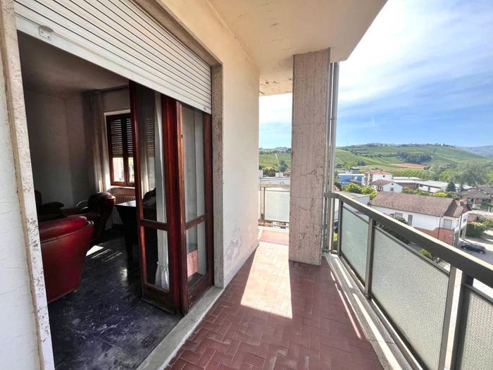 Appartamento quadrilocale in vendita in Piazza Giuseppe Garibaldi, Borgonovo, Neive