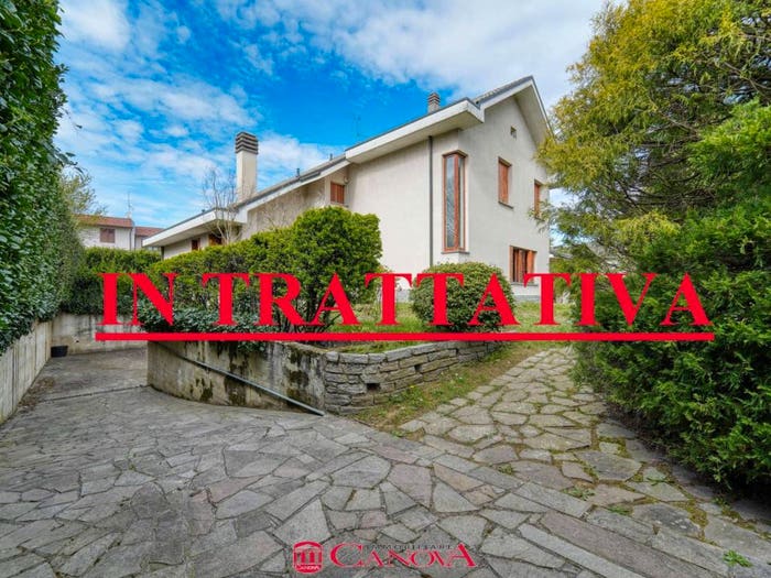 Casa con 6 locali in vendita in Via Alessandro Manzoni, Albiolo