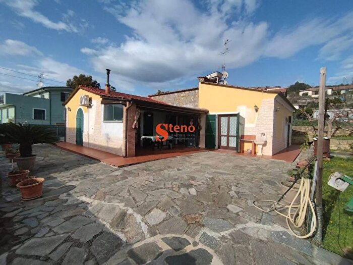 Casa con 6 locali in vendita in Via Anna Frank, Porto Maurizio, Imperia