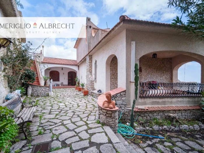 Casa con 6 locali in vendita in Contrada Petralia SNC, Castelmola