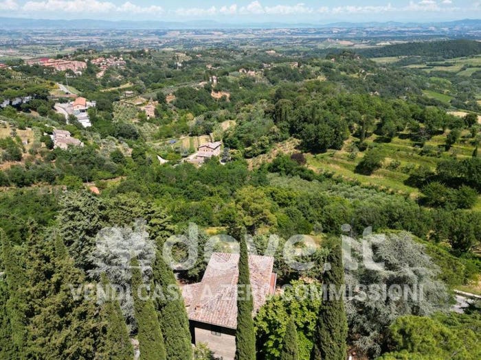 Casa con 6 locali in vendita in Via dell'Oriolo, Montepulciano