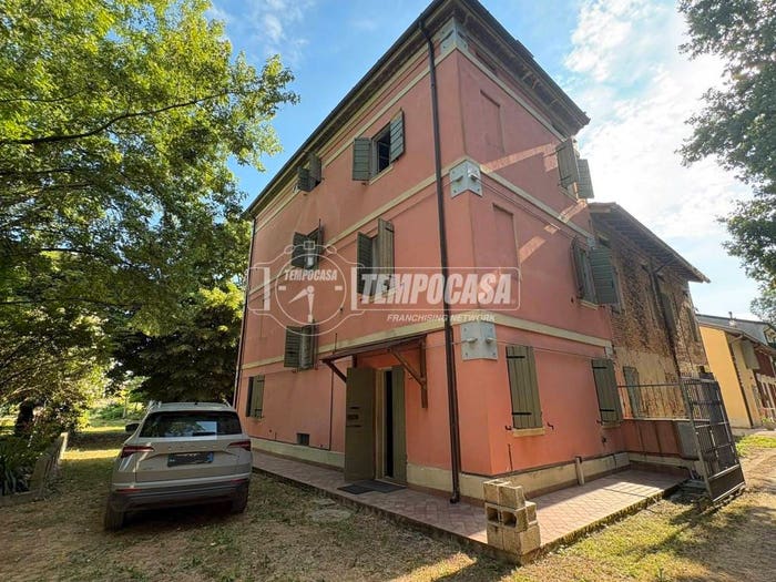Casa con 6 locali in vendita in Via Borghetto, Centro, Mirandola