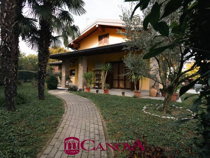 Casa quadrilocale in vendita in Cadorago