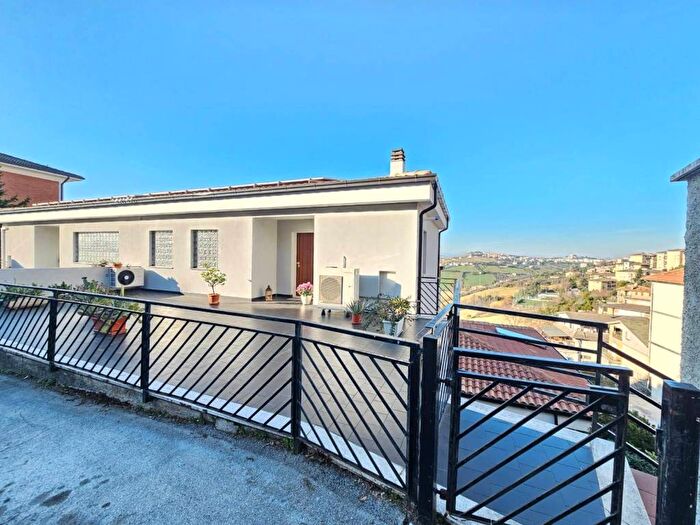 Appartamento quadrilocale in vendita in via bartolacci, Centro, Fermo