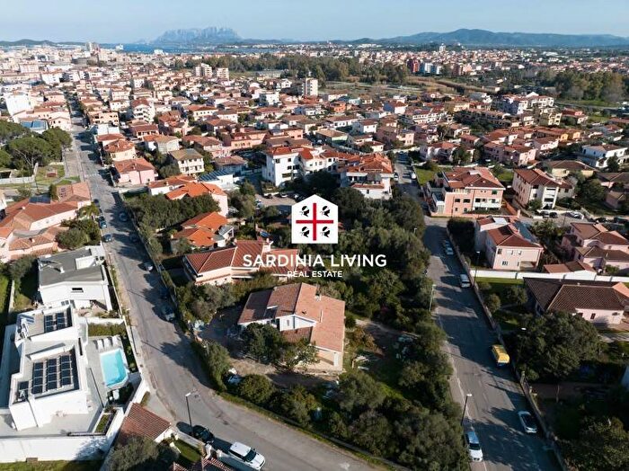 Casa con 6 locali in vendita in Via Venezia Tridentina, Baratta, Olbia