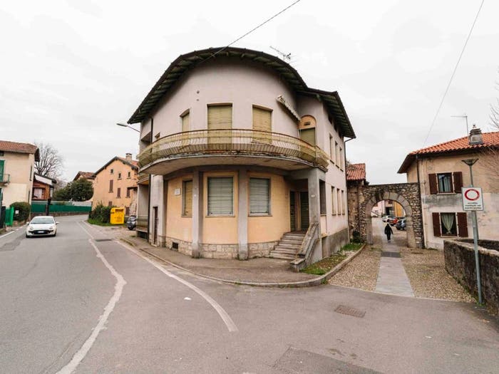 Casa con 6 locali in vendita in Via Oltrona, Gavirate