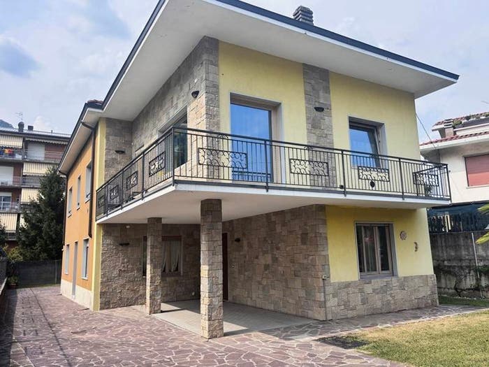 Casa quadrilocale in vendita in Centro, Cene