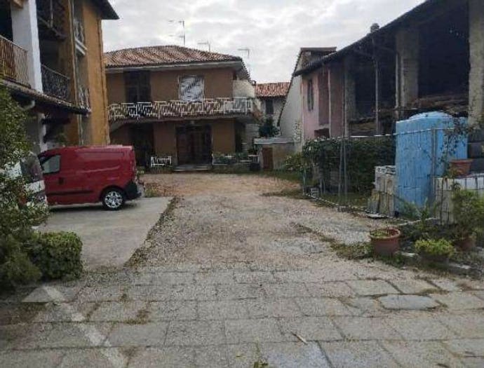 Appartamento quadrilocale in vendita in Via Castello, Cadrezzate con Osmate