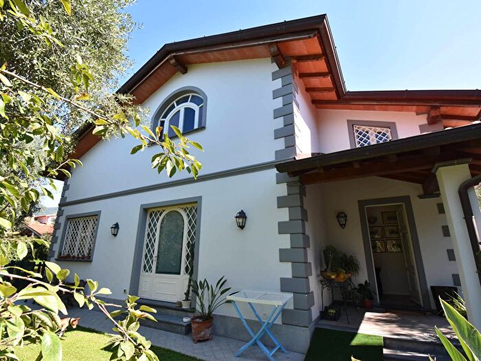 Casa con 5 locali in vendita in Via Madonnina dei Pagliai, Seravezza
