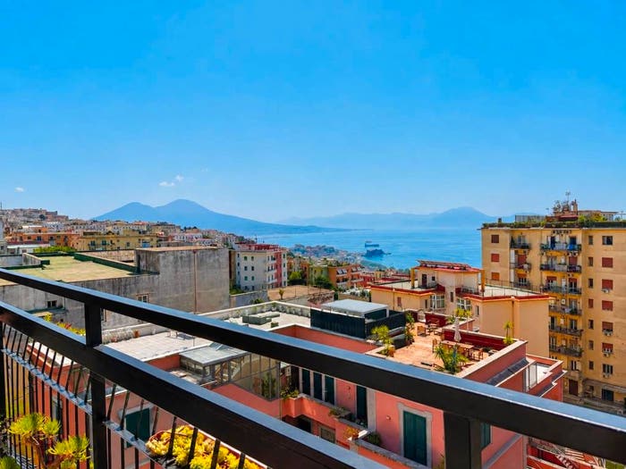 Appartamento con 6 locali in vendita in Via Santo Stefano, Vomero, Napoli