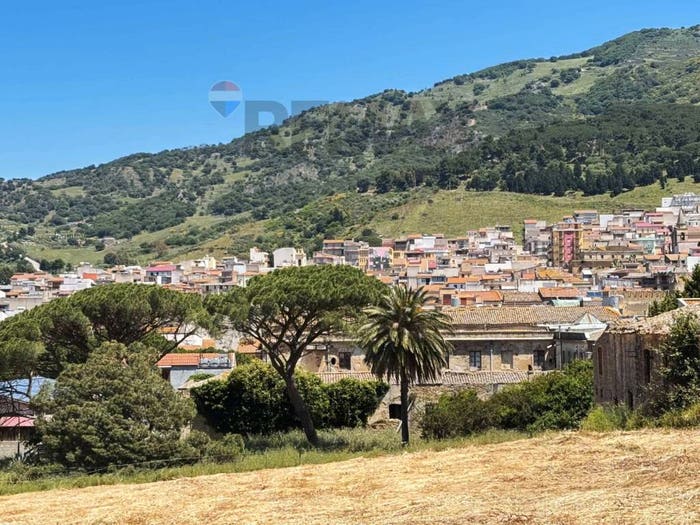 Casa con 6 locali in vendita in Largo Papa Giovanni XXII, Montemaggiore Belsito