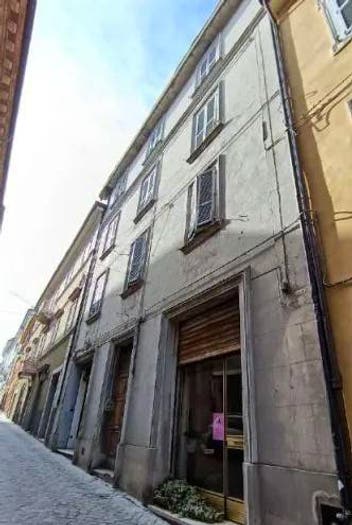 Appartamento con 5 locali in vendita in Corso Garibaldi Gia Via Farnesia Cingoli MC Italia, Centro, Cingoli