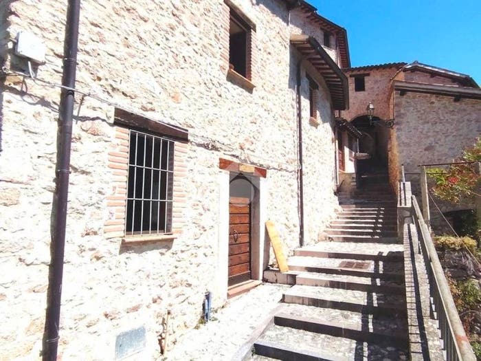 Appartamento con 5 locali in vendita in Via aiule, Piedipaterno, Vallo di Nera
