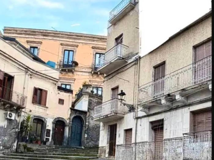 Casa con 5 locali in vendita in Piazza Enrico Cimbali, Bronte