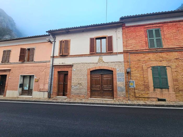 Casa quadrilocale in vendita in Centro, Pioraco