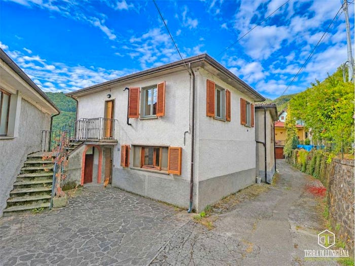 Casa con 6 locali in vendita in Pontremoli