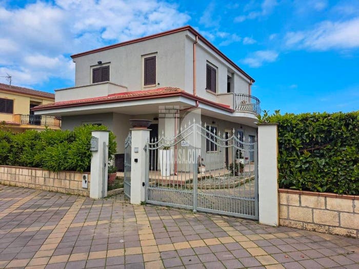 Casa quadrilocale in vendita in via dei melograni, Zona Capo Rizzuto Apriglianello Papanice, Crotone