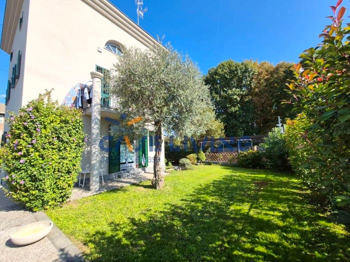 Casa quadrilocale in vendita in Via Madonnina, Centro, Bollate