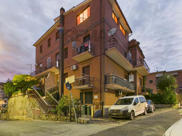Appartamento trilocale in vendita in via valle muricana, Prima Porta, Roma