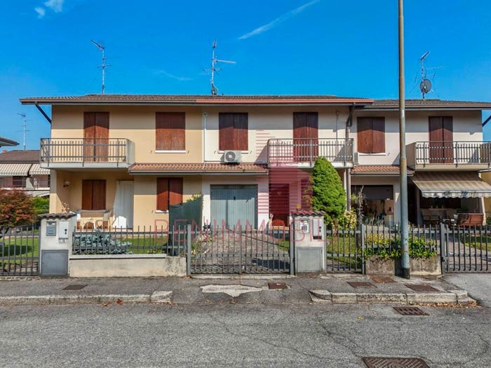 Casa quadrilocale in vendita in Via Grazia Deledda, Centro, Manerbio