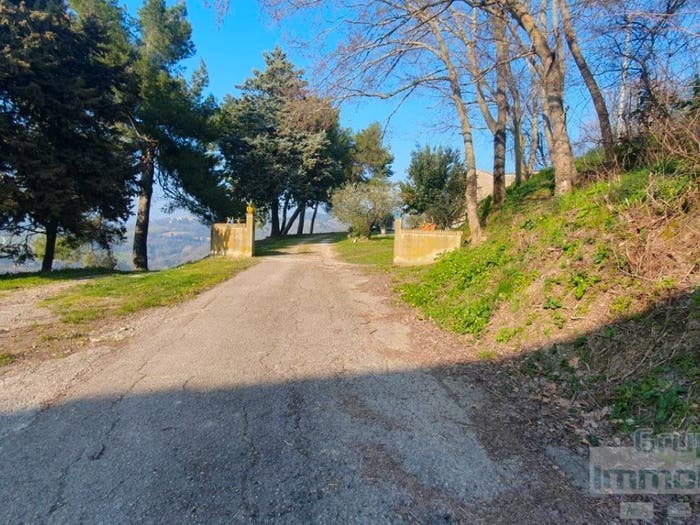 Casa con 6 locali in vendita in Petriano
