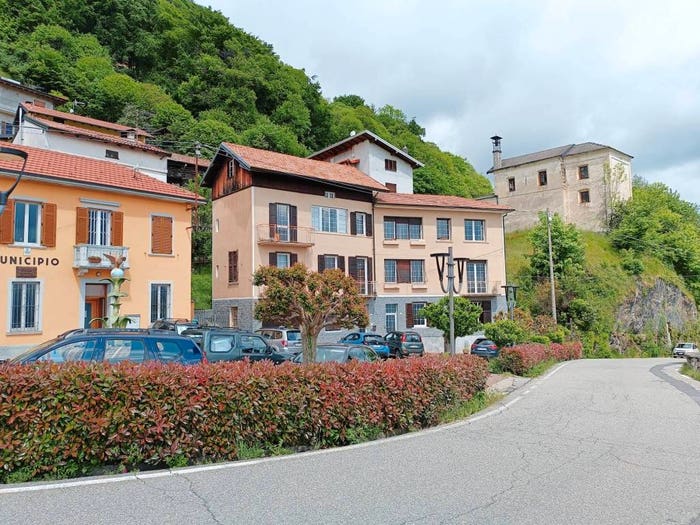 Casa con 6 locali in vendita in Via Omegna, Arola