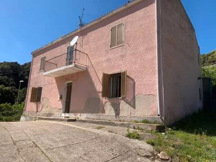 Casa con 6 locali in vendita in Località Figaruia No Number, Bortigiadas