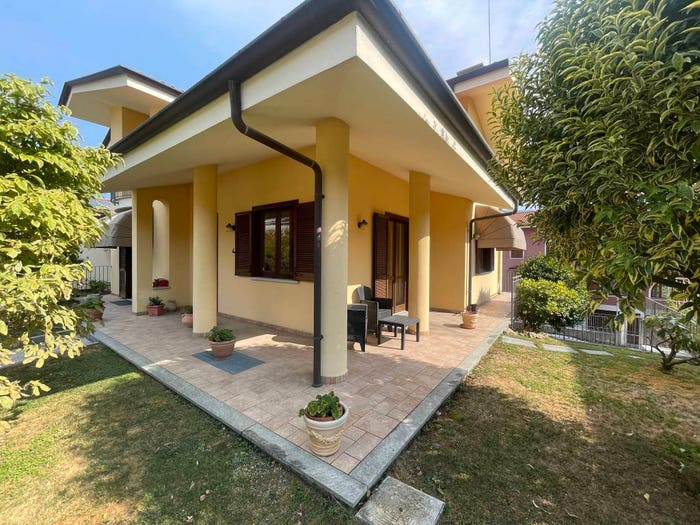 Casa con 6 locali in vendita in Via Fiorita, Centro, Barge