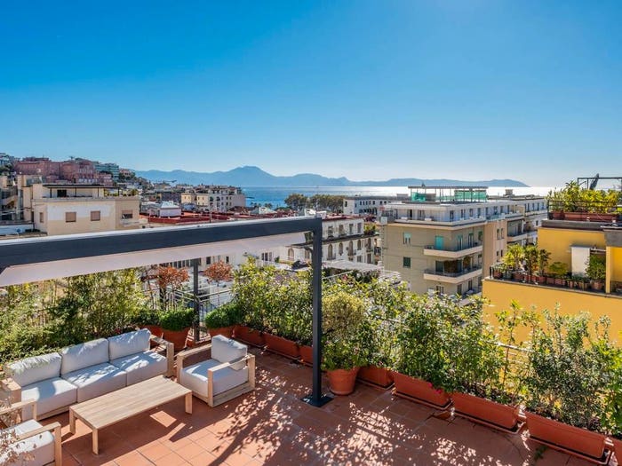 Casa quadrilocale in vendita in Via Giosue' Carducci, Chiaia, Napoli