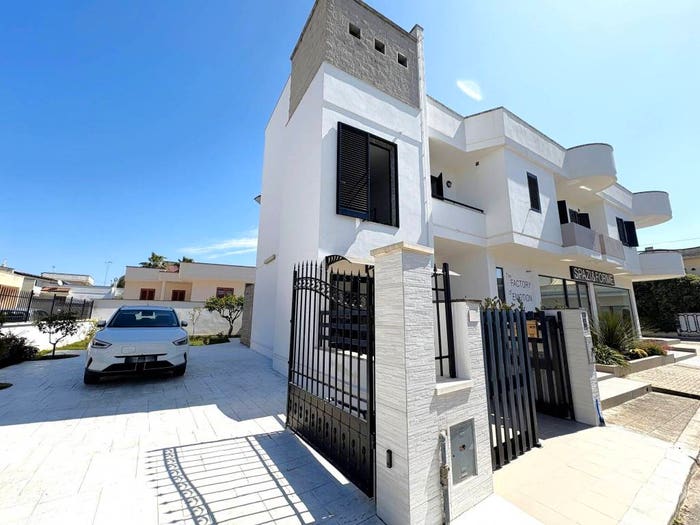 Appartamento con 6 locali in vendita in Via Lucio Greco, Centro, Melendugno
