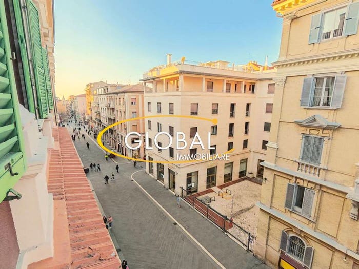 Appartamento quadrilocale in vendita in Corso Giuseppe Garibaldi, Corsi, Ancona