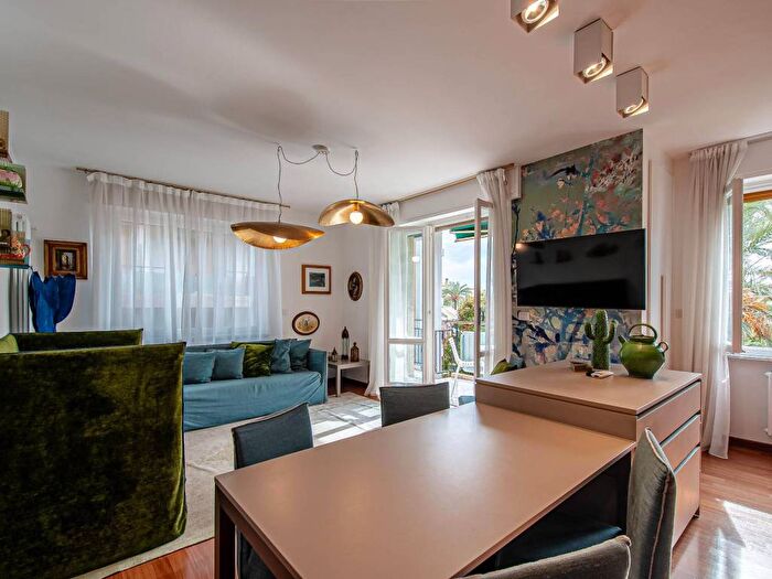 Appartamento trilocale in vendita in Via Camillo Benso di Cavour, Centro, Bordighera