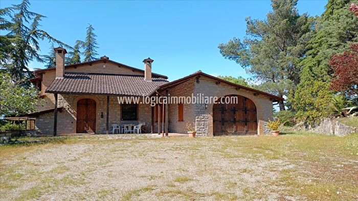 Casa con 14 locali in vendita in Via della Libertà, Paciano