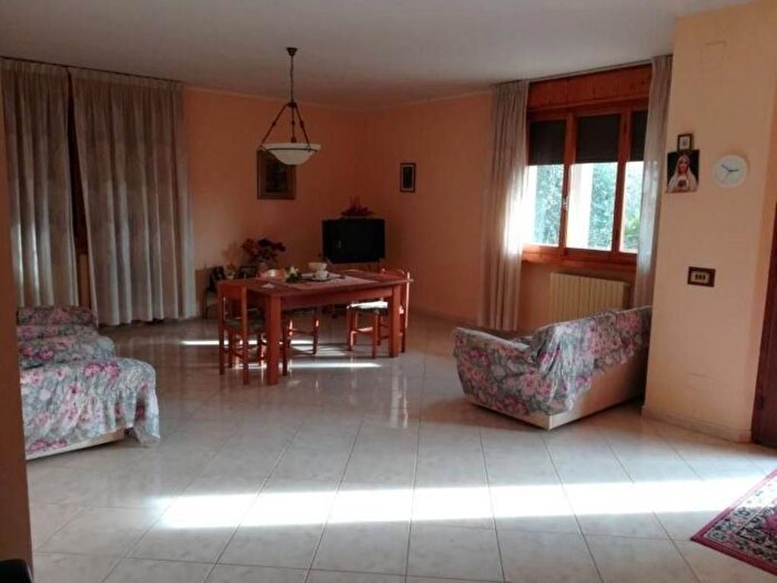 Casa con 6 locali in vendita in Cerasa, San Costanzo