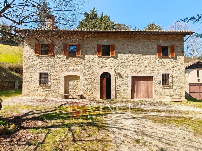 Casa con 6 locali in vendita in Camerino