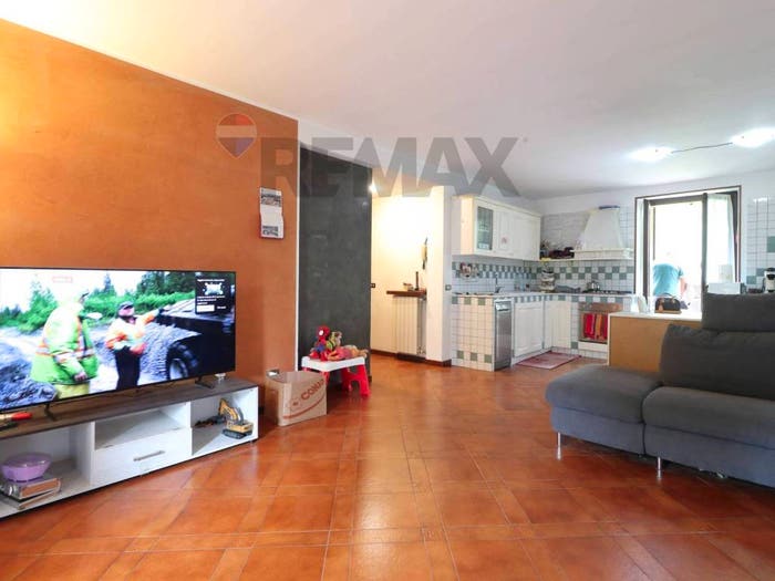 Appartamento trilocale in vendita in via Roma, Brembilla, Val Brembilla