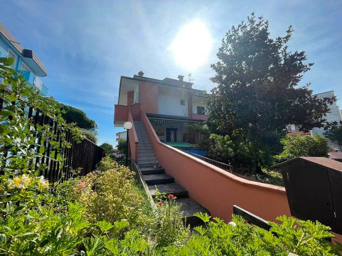 Casa quadrilocale in vendita in Viale Marco Valerio Marziale, Lido Adriano Lido di Dante, Ravenna