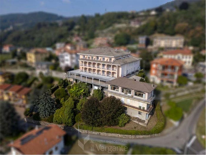Casa con 6 locali in vendita in Centro, Nebbiuno