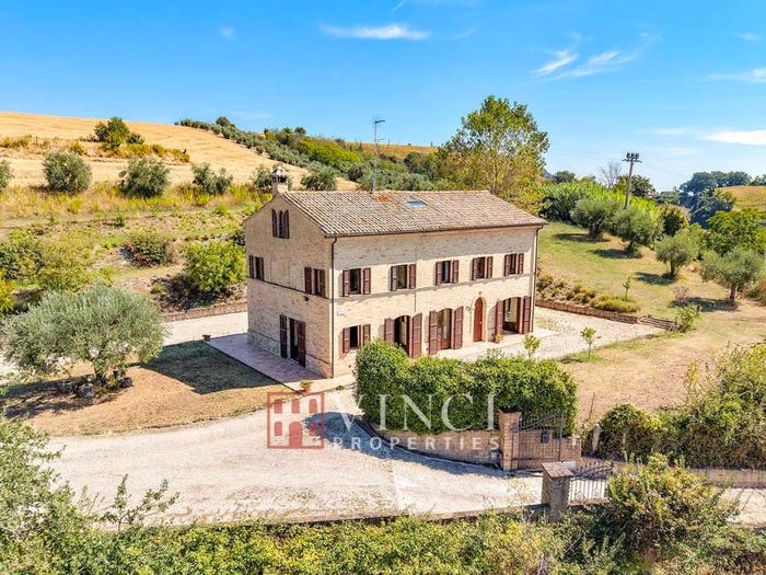 Casa con 6 locali in vendita in Monterubbiano